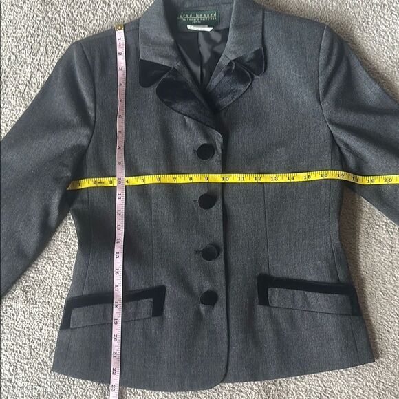 Harve Bernard by Bernard Holtzman Petite Velvet Trimmed Blazer! - Picture 4 of 10